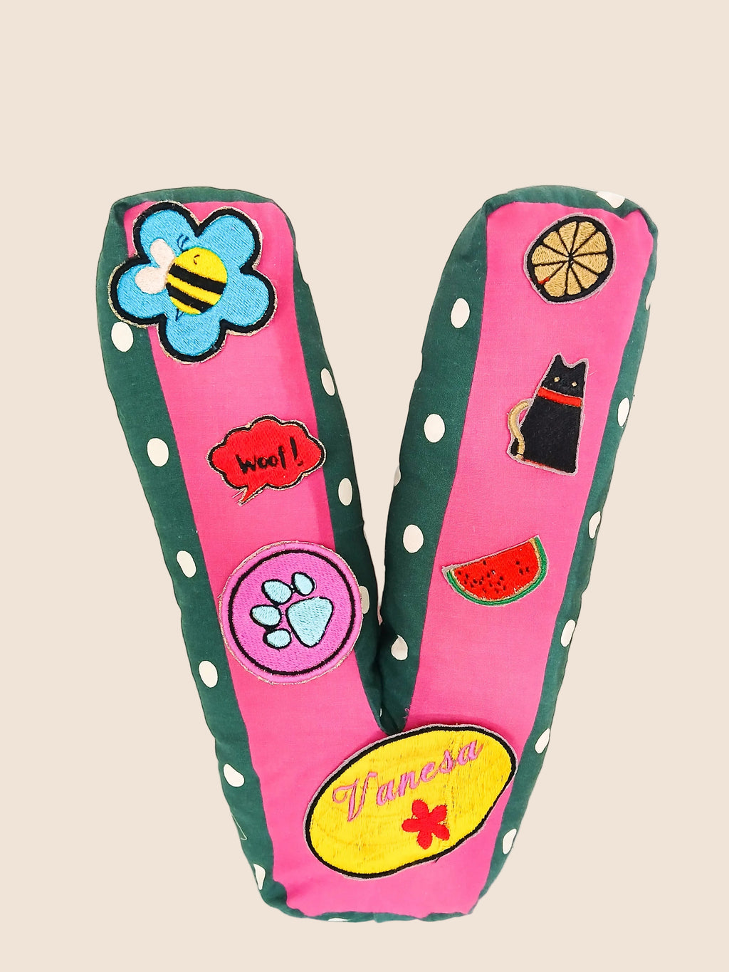 Ručne vyrobený vankúš písmeno V