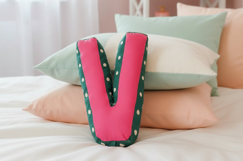 Ručne vyrobený vankúš písmeno V